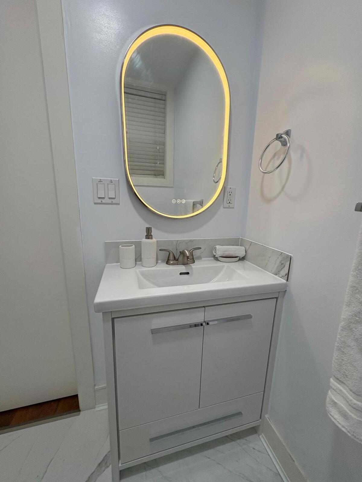 Guest Room With Private Bath In Langford Victoria Ngoại thất bức ảnh