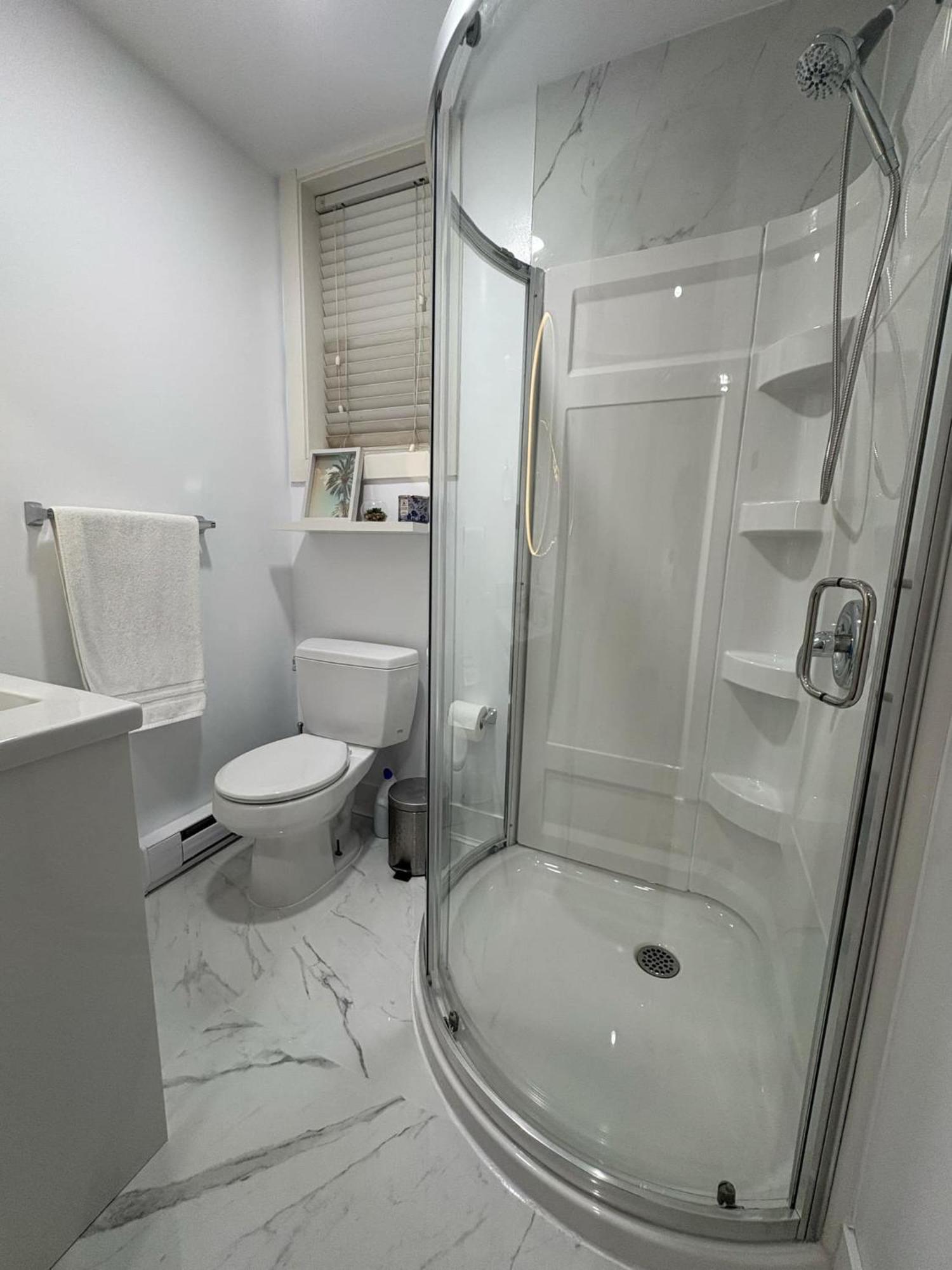 Guest Room With Private Bath In Langford Victoria Ngoại thất bức ảnh